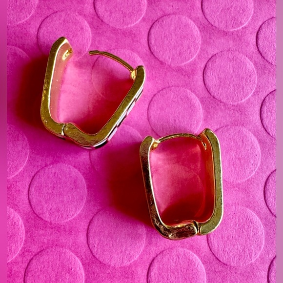 New Black & White Checkered Print Retro 80s Style Square Hoop Earrings - 0.75” - Picture 5 of 5